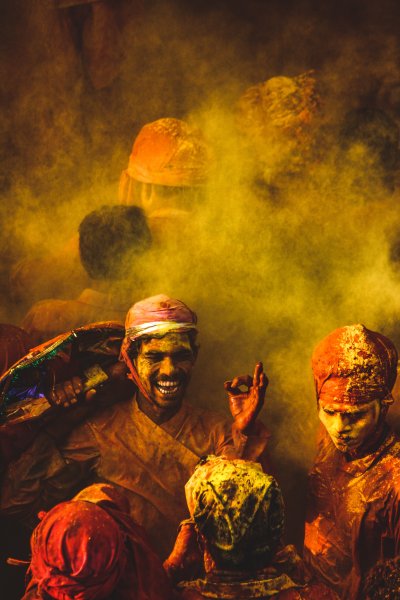 people_covered_in_colored_powder_3367459